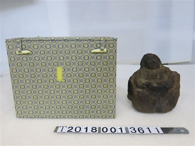 石製燻黑石頭像 (共1張)