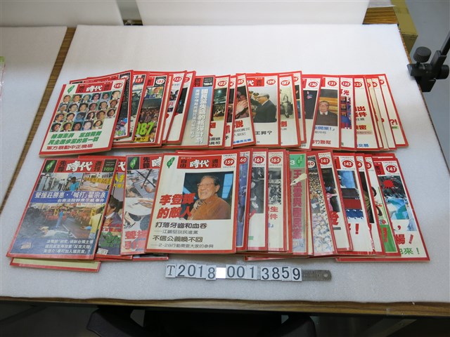 鄭南榕編輯《時代週刊》雜誌 (共2張)
