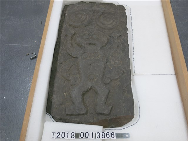 原住民人形上方兩圓圖樣石雕 (共1張)