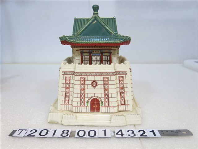 金門宏玻璃陶瓷廠製莒光樓造型紀念酒瓶 (共1張)