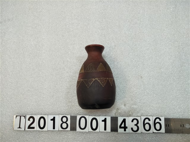 紅色幾何紋飾酒瓶 (共1張)