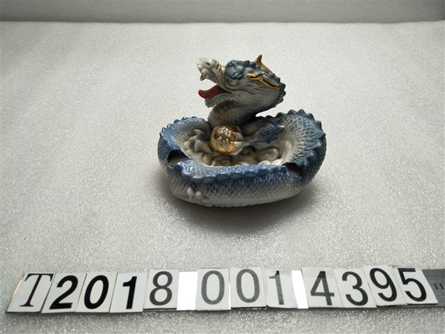丸利陶器公司開幕紀念龍捧珠造型菸灰缸 (共1張)