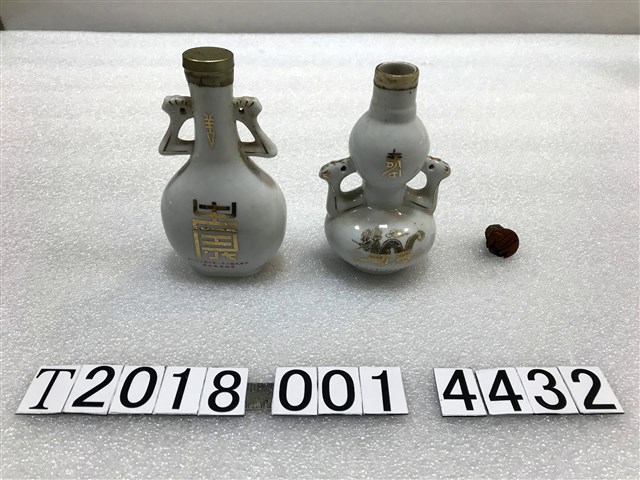 馬祖全體軍民恭祝總統八秩晉七嵩壽酒瓶 (共1張)