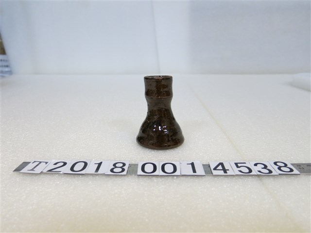 陶製褐色蠟燭台 (共1張)