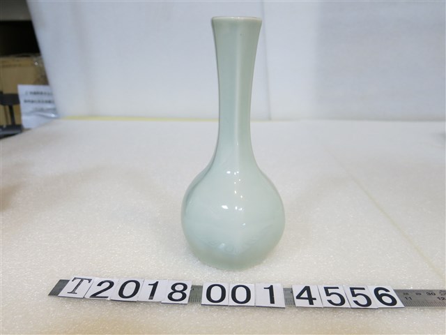 陶瓷製白色長頸瓶 (共1張)