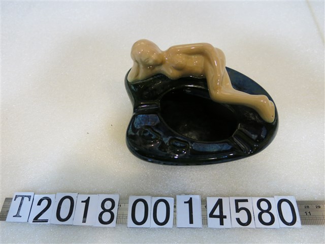 陶製臥姿裸女紀念菸灰缸 (共1張)