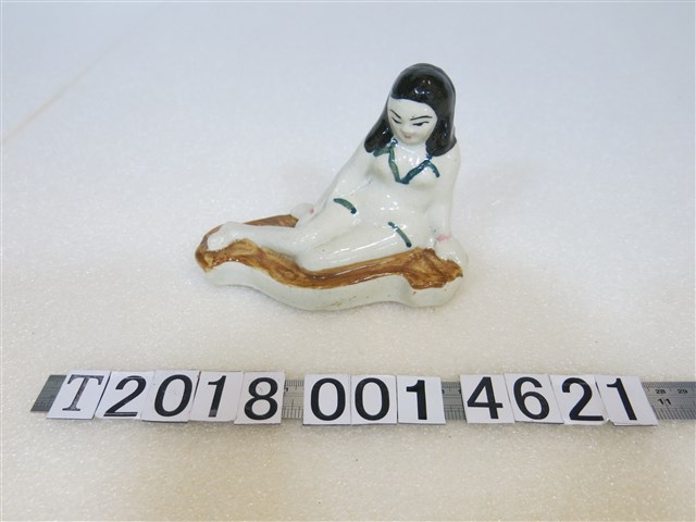 陶製長髮側坐女子像擺飾 (共1張)