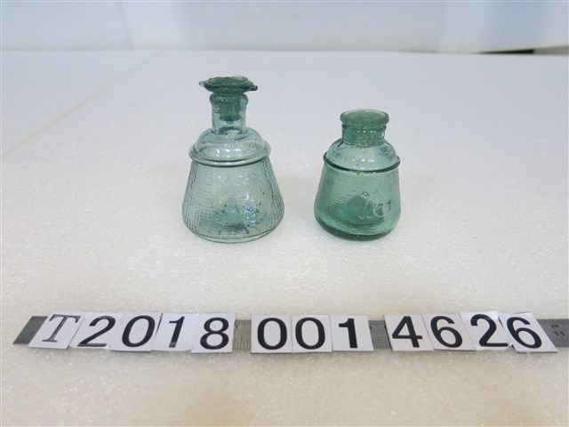 玻璃製彰字與天鵝圖樣小瓶 (共1張)