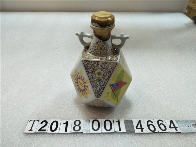 陶製臺灣省菸酒公賣局出品慶祝三十週年陳年紹興酒酒瓶 (共1張)