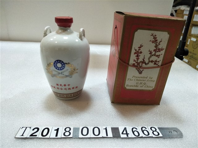 陶製金門酒廠中華民國陸軍總司令部贈紀念酒酒瓶 (共1張)