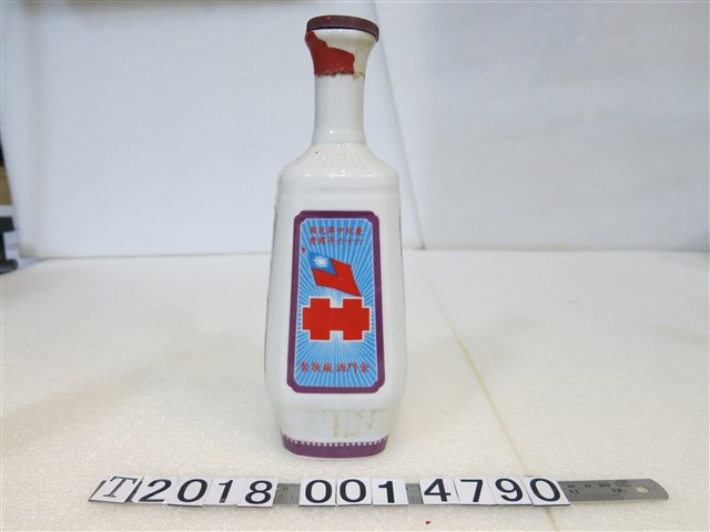 金門酒廠敬製慶祝中華民國六十六年國慶紀念酒瓶 (共1張)