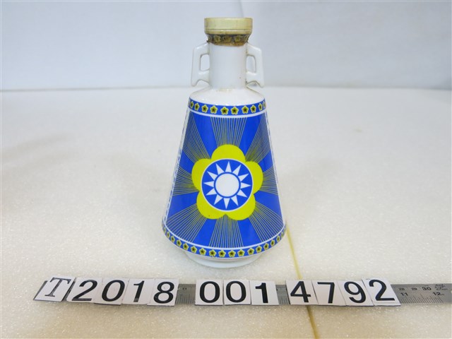 馬祖全體軍民敬獻總統蔣公九秩誕辰紀念酒瓶 (共1張)