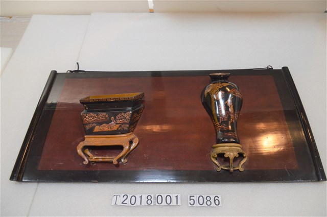 原住民杵歌紋木製花瓶與原住民織布紋方形四腳器皿 (共1張)