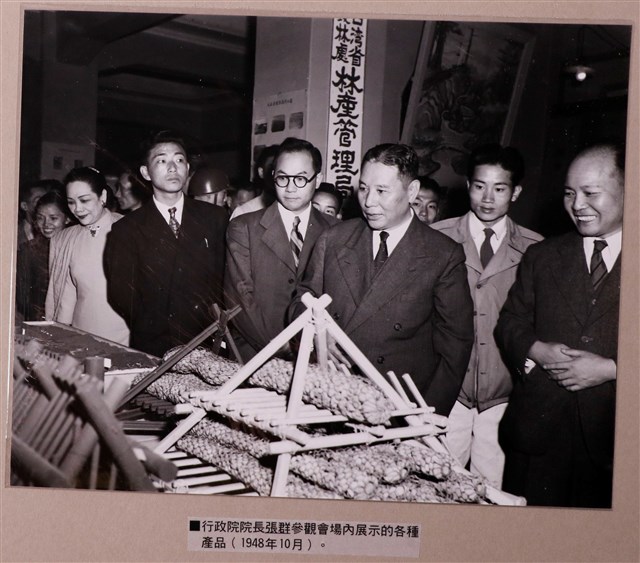 行政院院長張群參觀會場產品照片 (共1張)