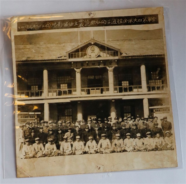 空軍第四大隊全體通信同仁歡送迎余戚主任留影紀念照片 (共1張)