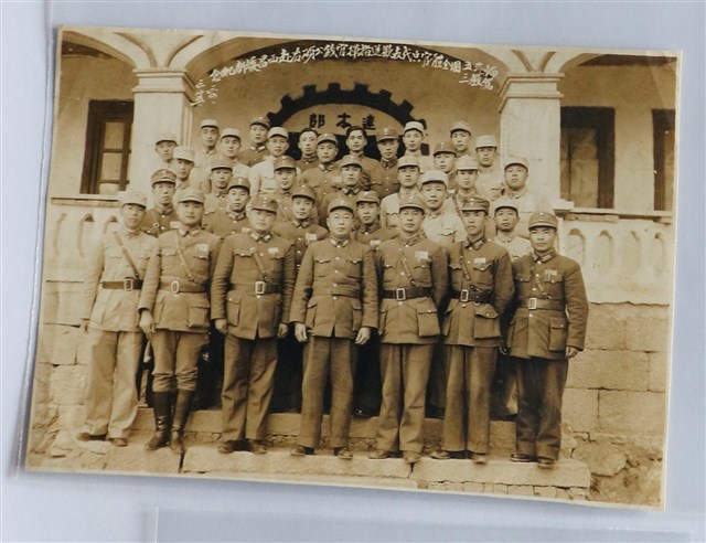 輜駕汽教五三團全體官員代表歡送指揮官紀念照片 (共1張)