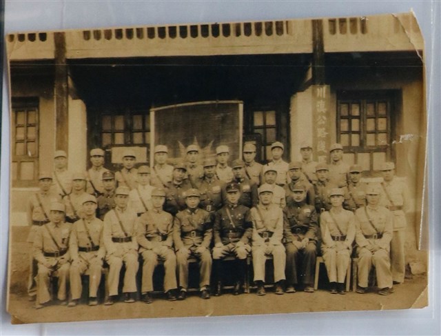 川滇公路官兵合照 (共1張)