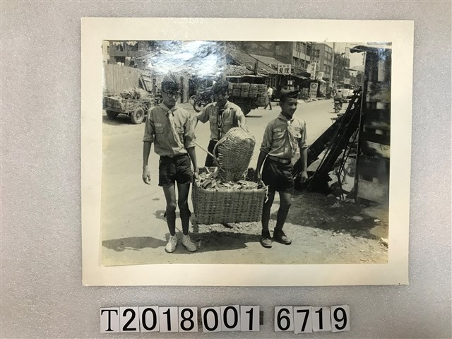 雙園國中男學生提菜籃照片 (共1張)