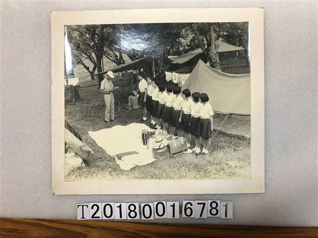 新興國中女學生帳篷黑白照片 (共1張)