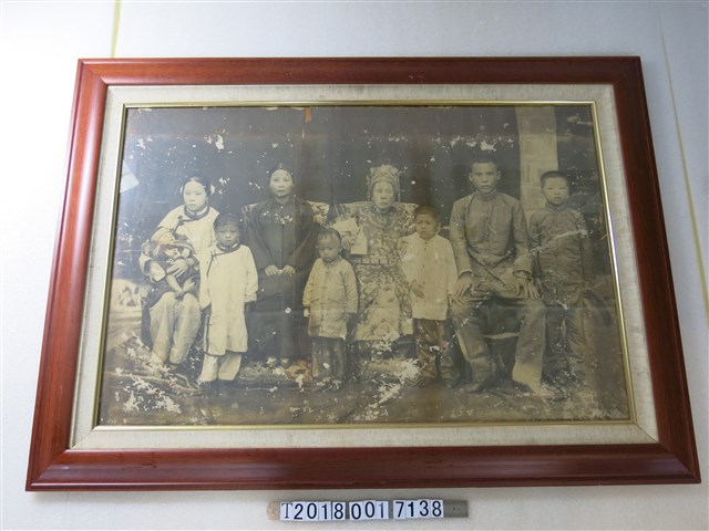 黑白家族合照 (共1張)