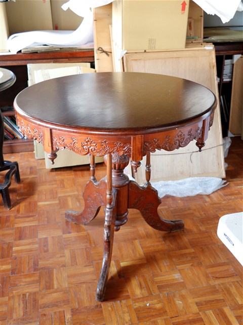 木製雕花三腳圓桌 (共1張)