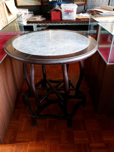 木製鑲大理石面三彎腿式圓桌 (共1張)