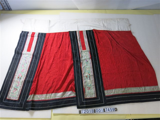 紅黑繡花馬面裙 (共2張)