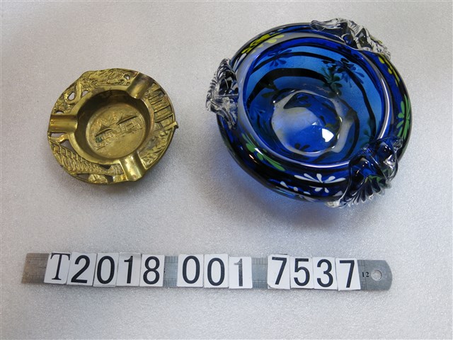 藍色玻璃花紋菸灰缸與金屬鏤刻菸灰缸 (共1張)