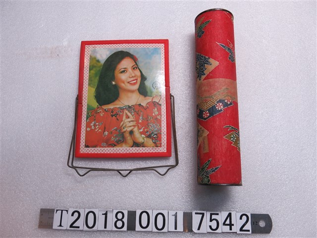 美女圖樣鏡子與紅色萬花筒 (共1張)