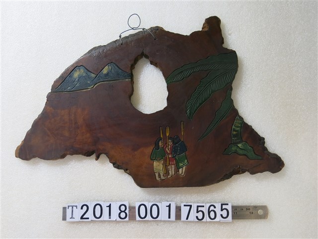 木製原住民杵歌圖案漆器掛飾 (共1張)