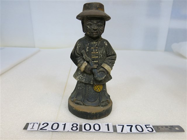 黑色木雕持拐杖戴帽人像 (共1張)