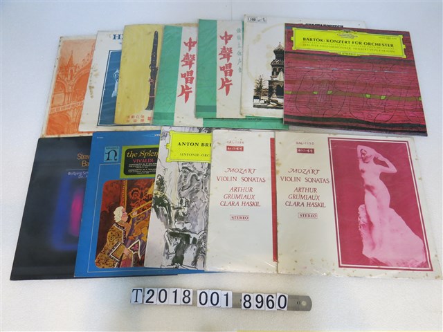 松竹唱片發行《莫札特：小提琴奏鳴曲集》與中聲唱片等黑膠唱片 (共1張)