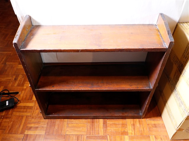 木製褐色三層櫃 (共1張)