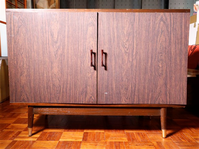 木製附門褐色黑膠唱片置物櫃 (共1張)