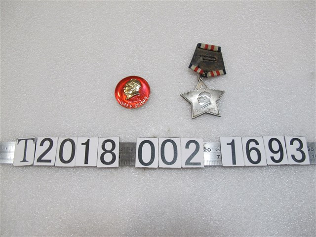廣西壯族自治區革命委員會贈毛澤東與楊開慧胸針 (共2張)