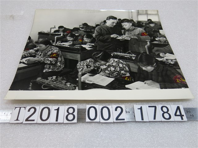 配戴紅臂章學生上化學課照片 (共1張)