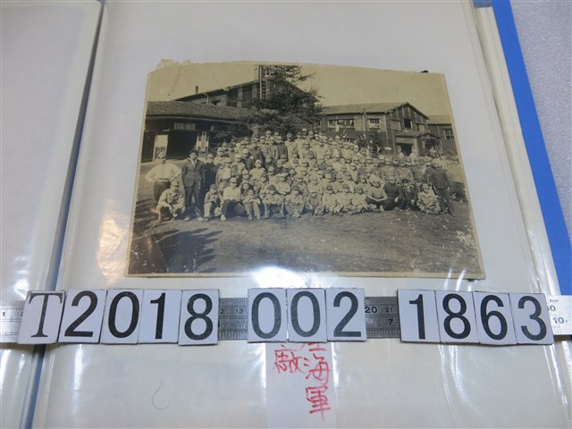 高座海軍兵工廠廠房前合影 (共1張)