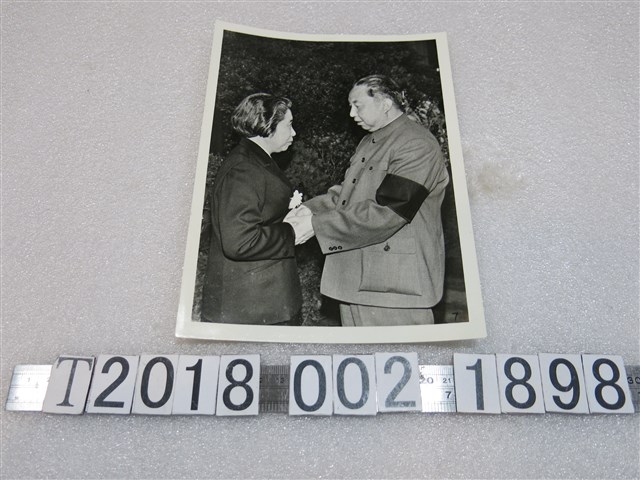 王光美代夫劉少奇接受華國鋒慰問照片 (共1張)