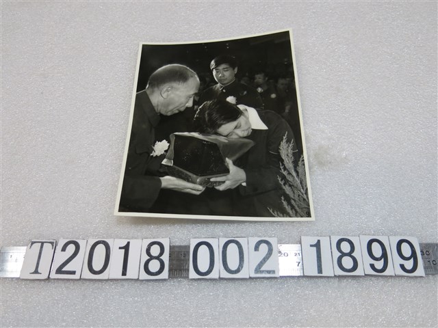 王光美擁抱覆蓋國旗先夫骨灰照片 (共1張)