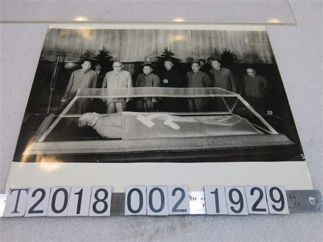 鄧小平親謁毛澤東去世照片 (共1張)