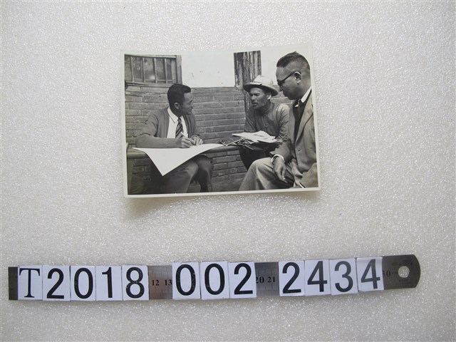 三人訪談黑白合照 (共1張)