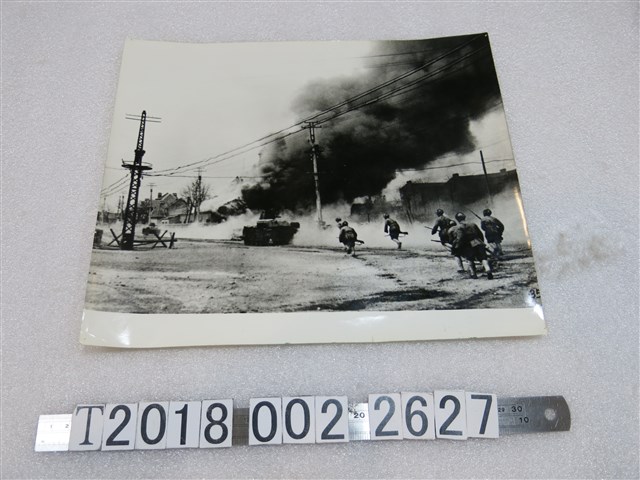 戰時煙霧迷漫軍人黑白照片 (共1張)