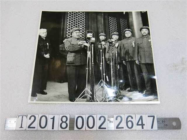 七人宣讀黑白照片 (共1張)