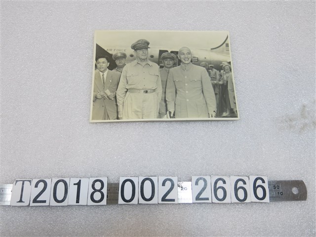蔣中正與麥克阿瑟合照 (共1張)