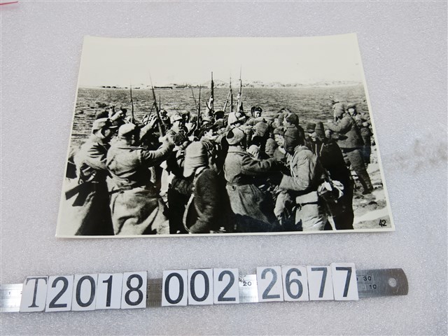 江邊群眾持槍黑白照片 (共1張)