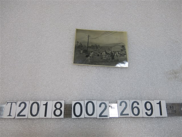 婦女提籃子廠房邊黑白照片 (共1張)