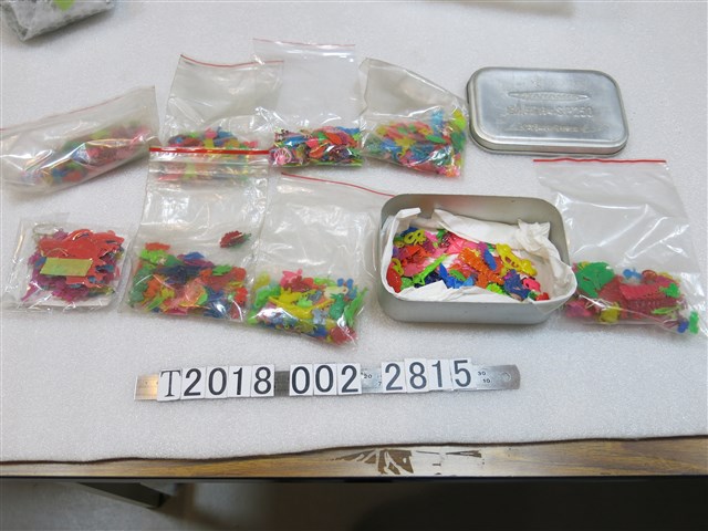 歐羅肥鐵盒及各式塑膠鬥片 (共1張)