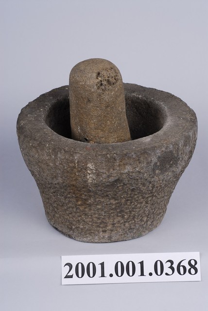 縮腰式小型石舂臼（附石杵）