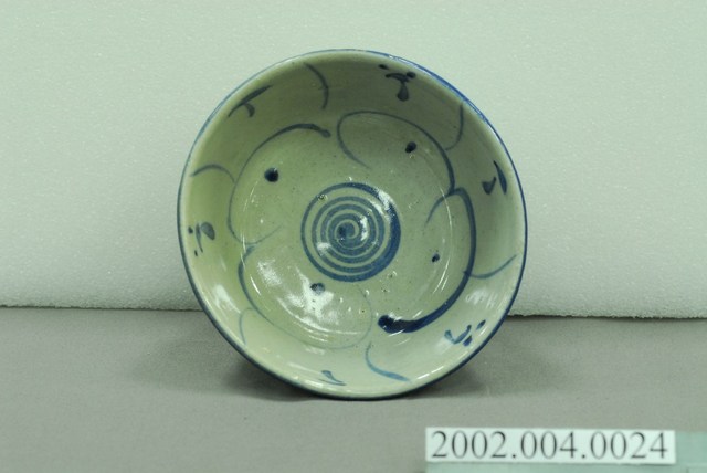 青花纏枝靈芝紋撇口碗