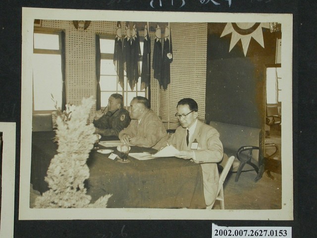 經濟部長楊繼曾及交通部長沈怡於休假中心座談